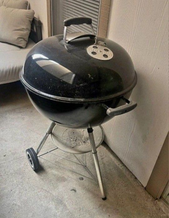WEBER 22" BBQ PIT GRILL