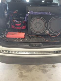 UNA BOCINA KICKER Y AMPLIFIER