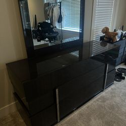 Three Drawers Dresser With Mirror In Great Condition. 