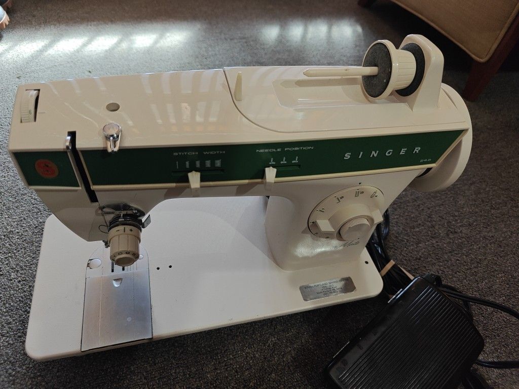 Vintage Singer 248 Sewing Machine (Excellent Condition)