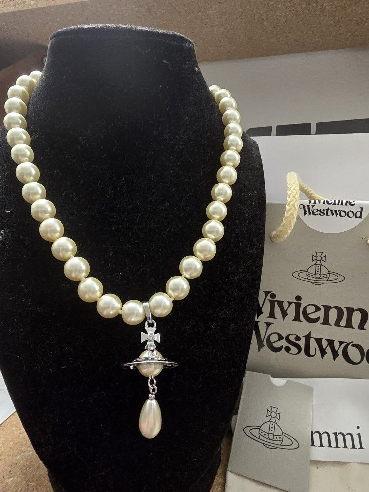 Posted 1h ago
Vivienne Westwood One Row Pearl Drop Choker NO Delivery NO Price Match