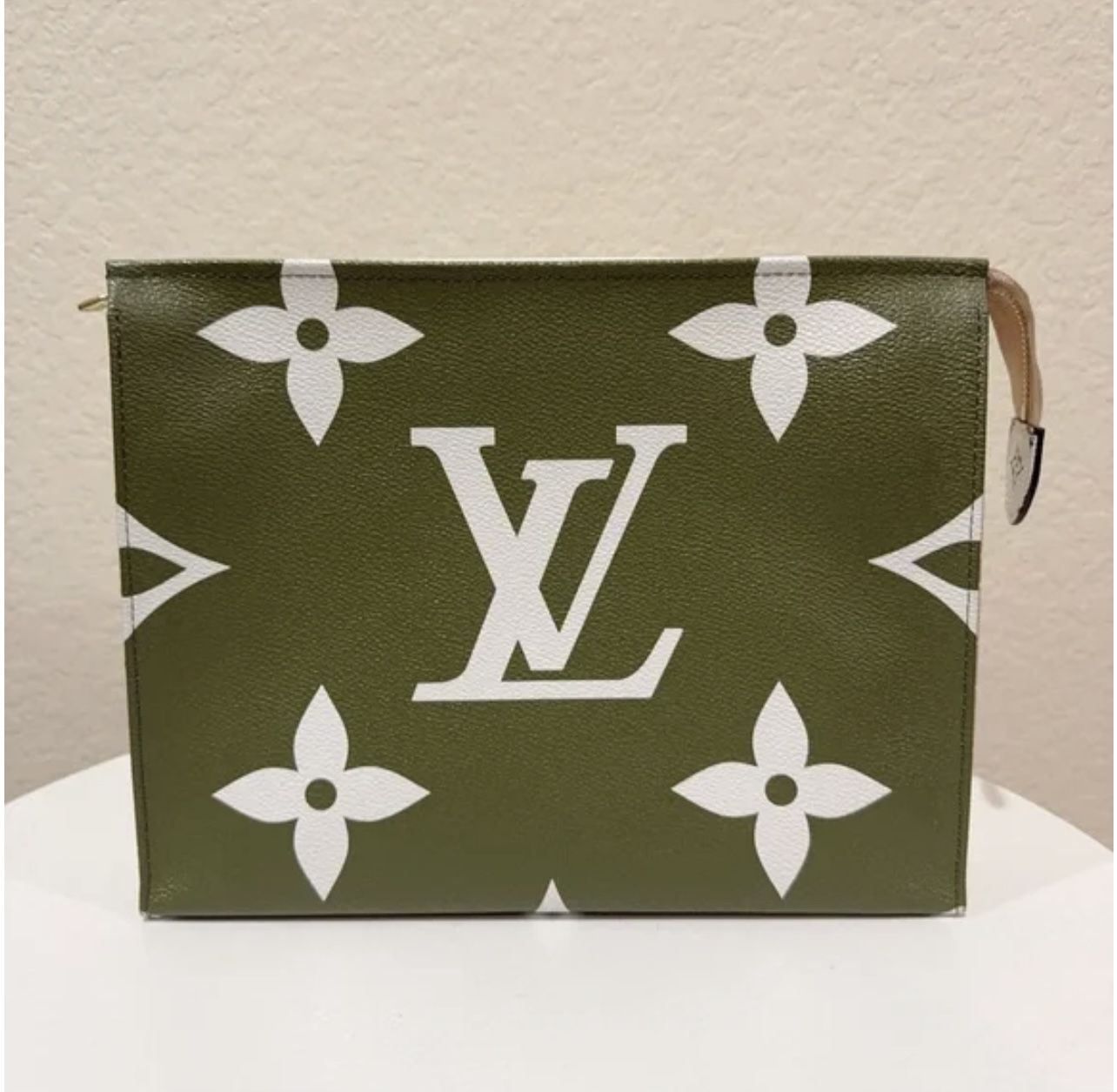 Authentic Louis Vuitton Toiletry Pouch 26 Monogram Giant Khaki Green White Authentication included
