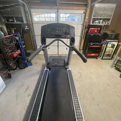 Life Fitness CLST Integrity Series Treadmill