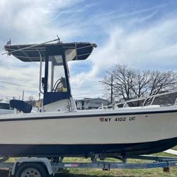 🚨Price Reduction 🚨 ⚓️Fisherman Dream 🛟  * Classic 1990 Mako 20’ Center Console *   In water ready for seatrail    That  is in excellent condition b