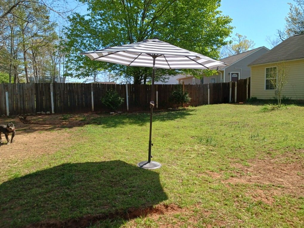 SOLAR UMBRELLA 9 1/2. NOT STAND.