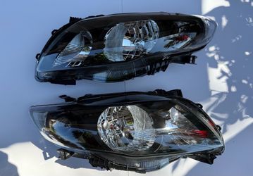 09-10 Toyota Corolla Black Housing Headlights With Clear Corners CHIPPED