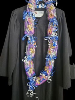 Tak Tiks lei graduation