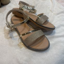 HOLIDAY SANDALS. GOLD Size 7 