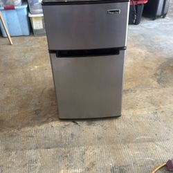 Magic Chef, Mini Fridge With Freezer