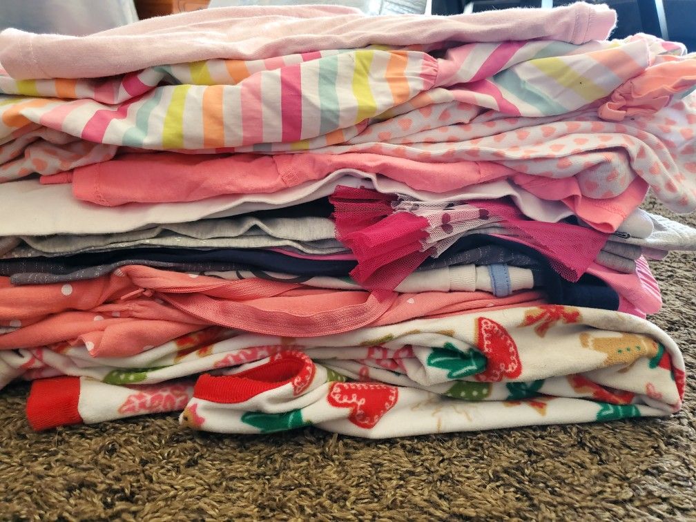 Pile Of 2T Girls Clothes- All For $5!