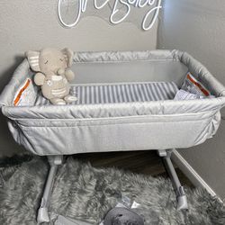 GAP babyGap Whisper Bedside Bassinet Sleeper with Breathable Mesh and Adjustable Heights - Lightweight Portable Crib - Made with Sustainable Materials