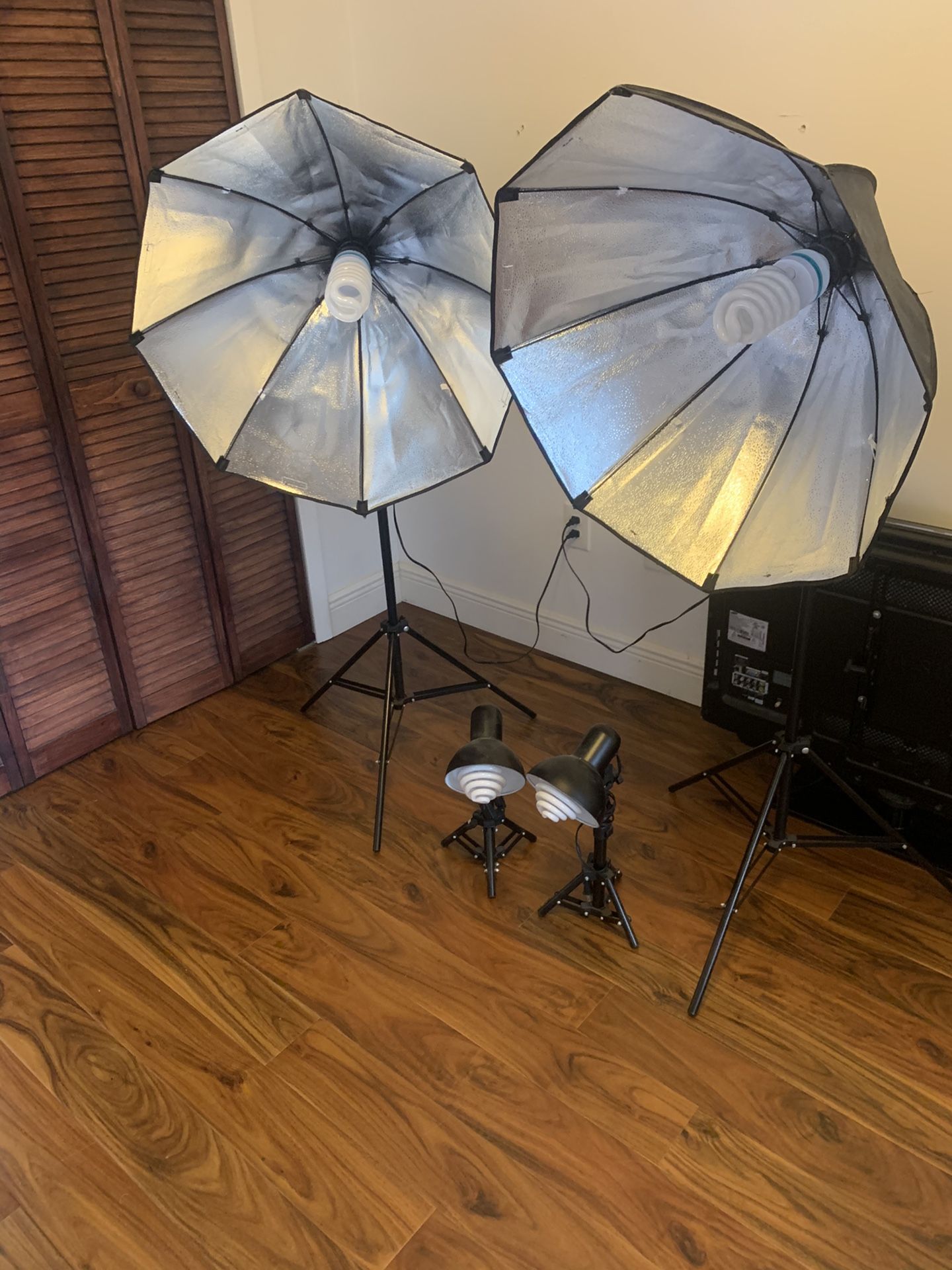 Photography Softbox Lighting Kit - Includes 4 lights and 4 bulbs - Excellent Condition!