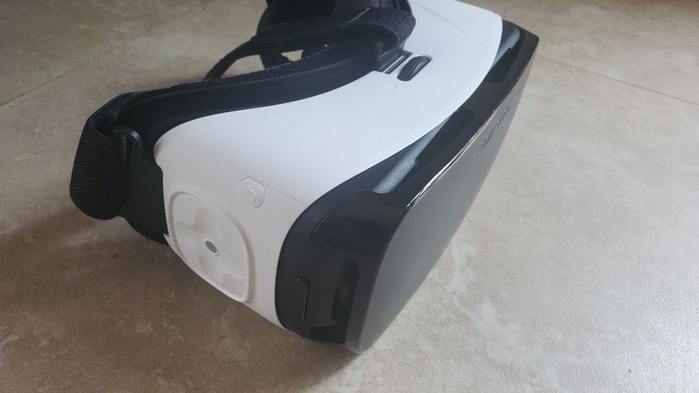 Samsung Gear VR Virtual Reality Headset Powered By OCU LUS SM R322