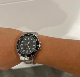 Silver Diver-Style Quartz Watch Black Bezel