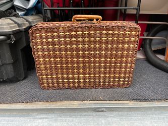 Picnic Basket 18”x12” in Excellent condition
