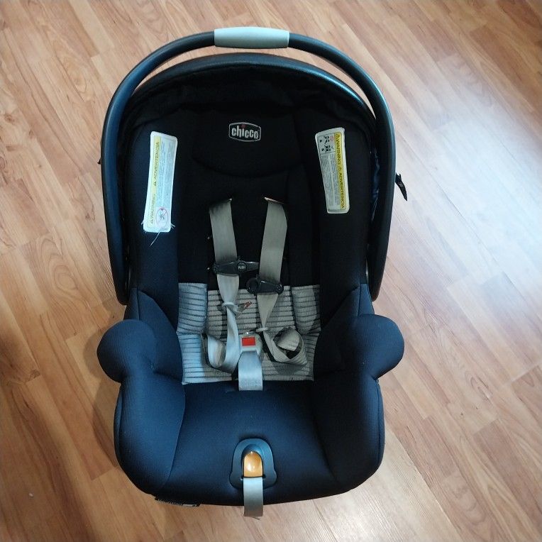 Chicco Keyfit 30 Car Seat with 2 Bases