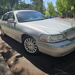 Exacutive Lincoln Town Car 2004 
