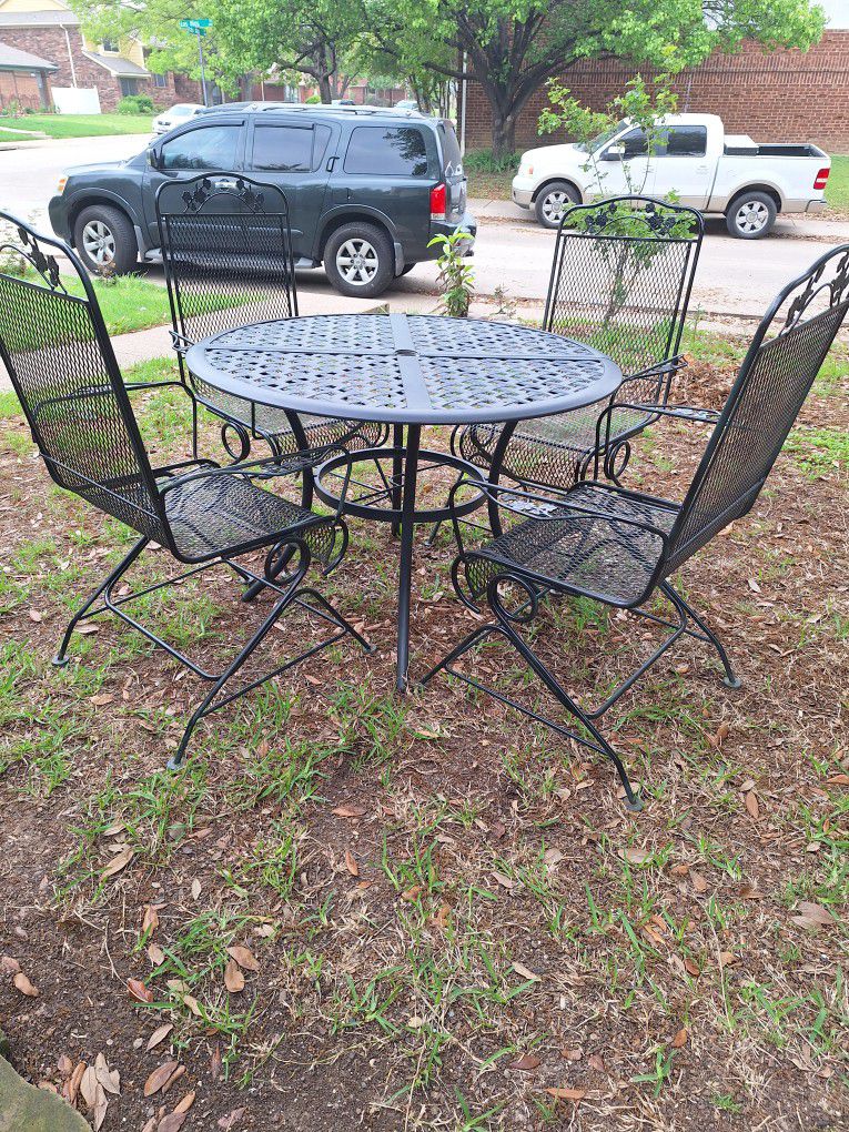 Iron Table Set 5pc Rocking Chair Good Condition 