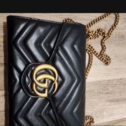 Authentic Gucci GG Marmont Chevron Quilted L Clutch – Black w/ Gold Chain