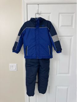 Boys size 6 rugged bear, two piece, set winter jacket and matching bibs like new condition in Weston