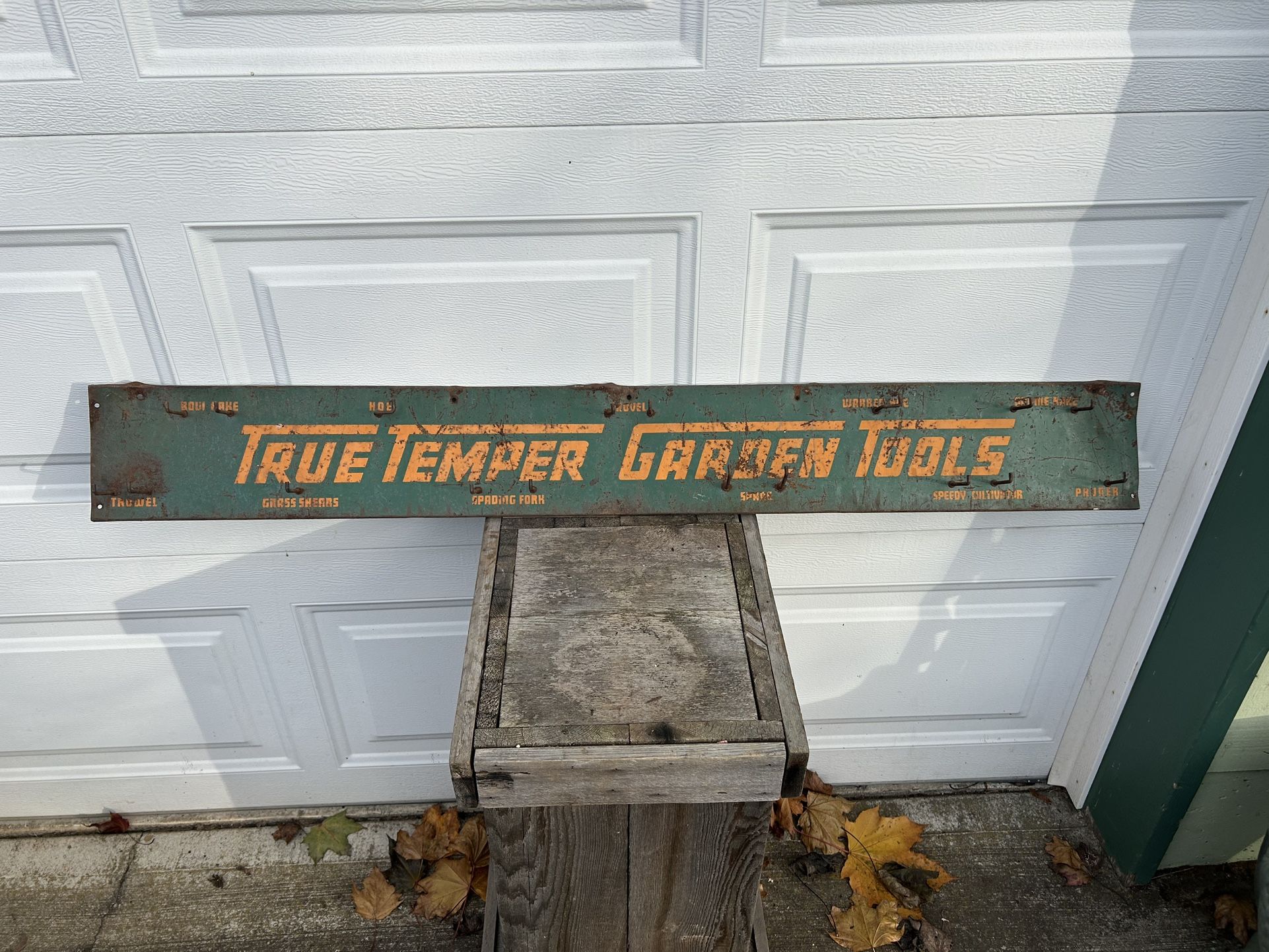 Authentic Vintage True Temper Garden Tools display in Fair Condition. Has great patina (which we used to call rust). Still a nice piece for the man ca
