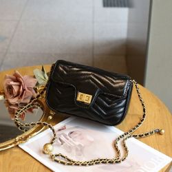 A Small Square Bag Made of Authentic Leather with a Vintage Quilted Design, Perfect for Commuting, And Can Be Worn As a Crossbody Or Shoulder Bag for 