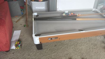 Mini pool table