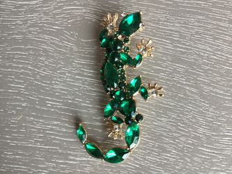 Exquisite & Unique Golden Gecko Lizard Brooch W/ Emerald Green Multi Cut Crystals & Rhinestones
