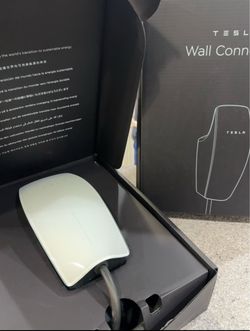 Tesla Wall Connector Gen 3 (24 ft) – Excellent Condition