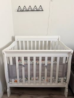 Mini crib with mattress