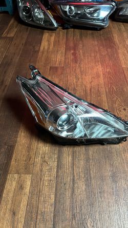 Passenger Side Headlight For 2012-2013-2014 Toyota Prius V, Right Halogen Headlamp OEM