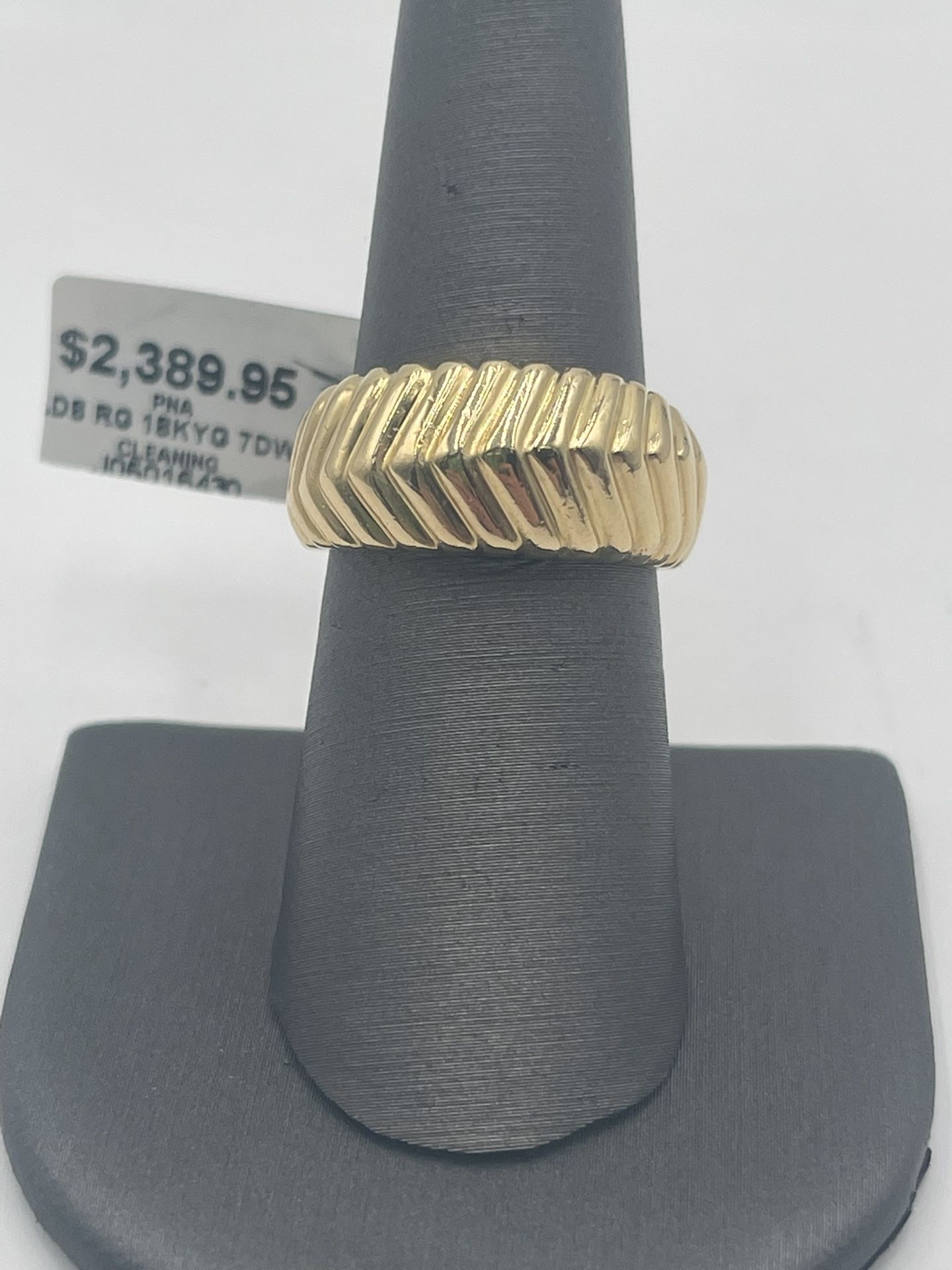 Tiffany & Co 18K Yellow Gold Ribbed Chevron Style Band (Size 7.5)