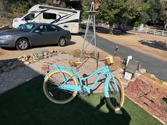 Beautiful baby-blue huffy beach cruiser