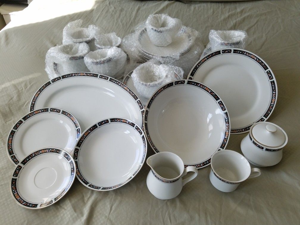 Silverie Fine China Dinnerware Set