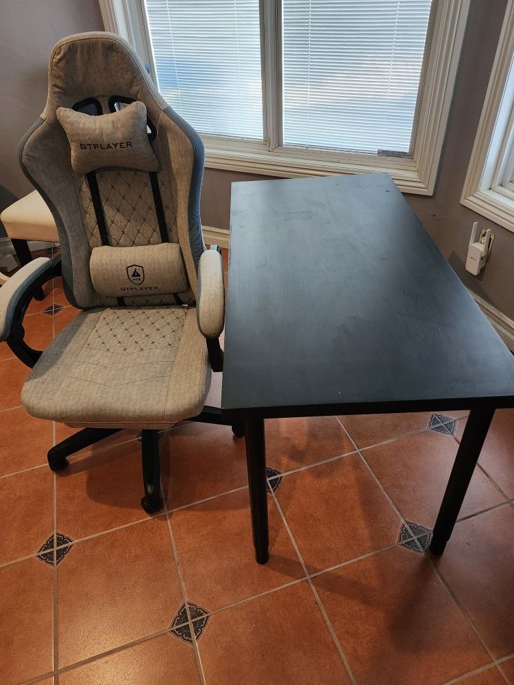 Hermosa Siya Y Mesa Para La Computadora