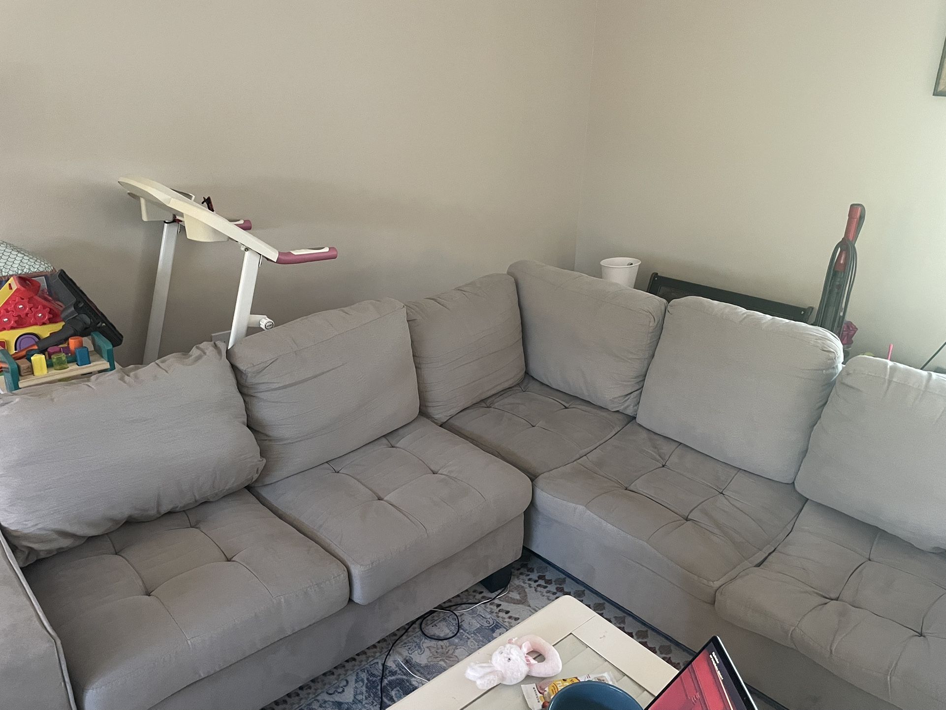 🛋️ Gray Sectional Couch w/ Cupholder Consol