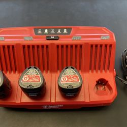 Milwaukee 4-Port Sequential Battery Charger