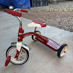 Just In Time For Christmas! Beautiful Red Radio Flyer 