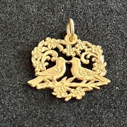 14K Yellow Gold Charm Heart shaped Love Birds. Diamond Cut Accents. New ! 