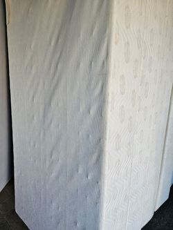 Simmons King Size
Box Springs, 100 dls
Set, free delivery
Good conditions