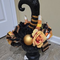 LARGE WITCH BOOT SEASONAL ARRANGEMENT 🧡  AS IS NEEDS WORK