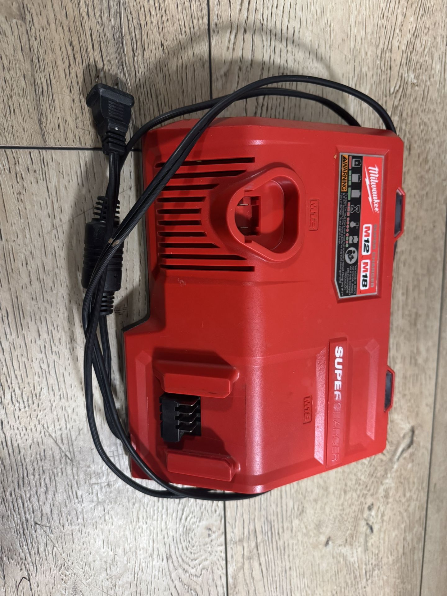 Super Cargador Milwaukee