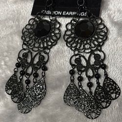Taramanda - Black Dangle Earrings
