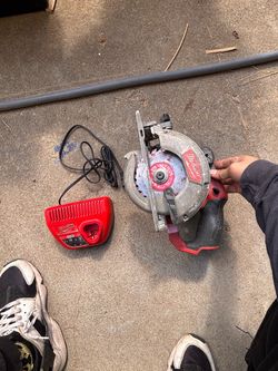 Milwaukee Cordless Circular Saw with M12 Charger