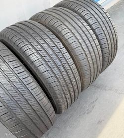 235/65/18 Michelin Set de Tires con 70% de vida las 4