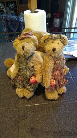 Teddy bear pair