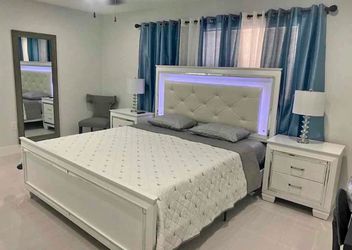 New 4pc bedroom set in box 📦 1599