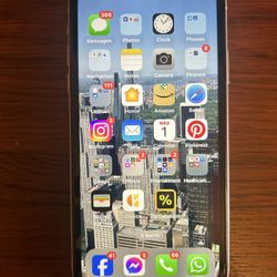 iPhone XR 128 Gb, Like New, except cracked Panel. Unblocked