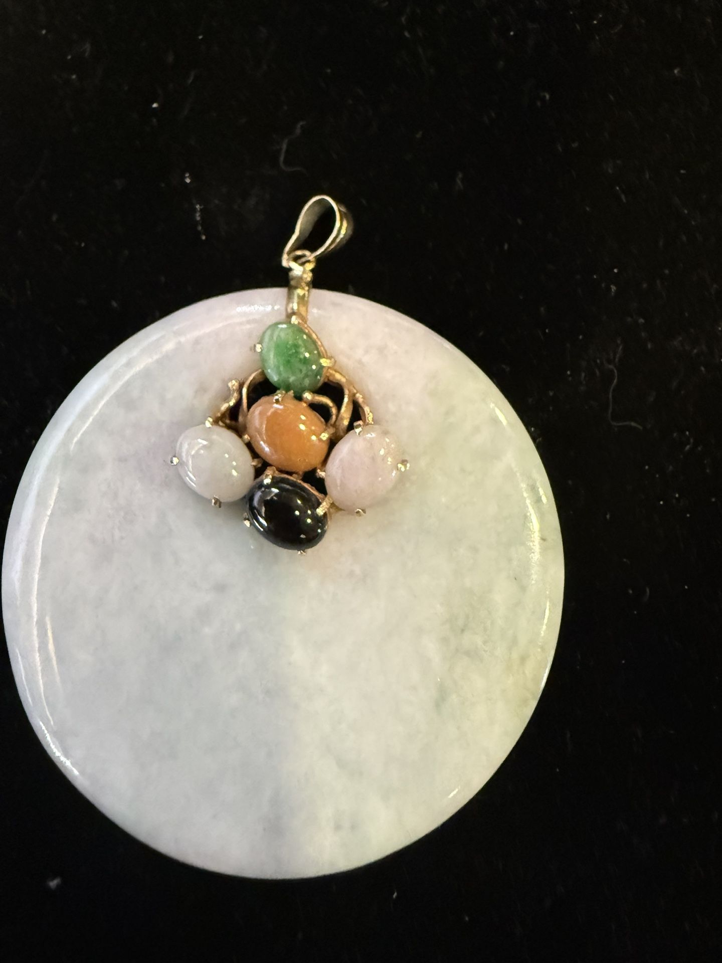 Gorgeous huge jade pendant in 14 K yellow gold