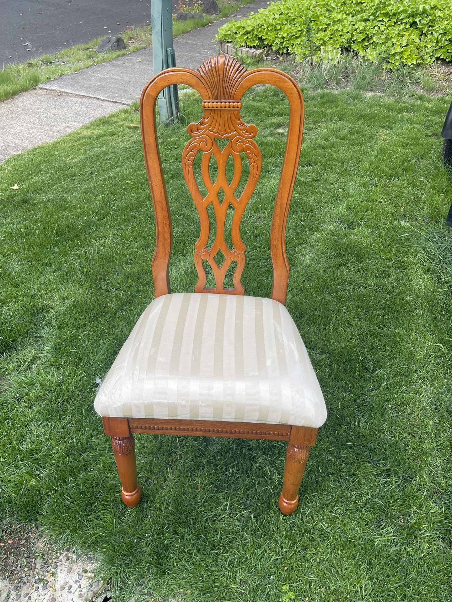 Beautiful Dining Room Table And 6 Chairs